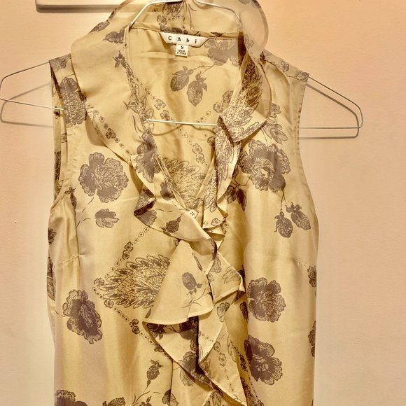 Sleeveless mushroom colored blouse w/floral print & ruffled v-neck (size S) - Picture 2 of 3